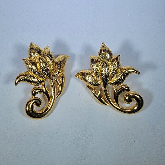 Vintage Gold-Tone Floral Earrings – Elegant Lotus Design, Classic Studs - Picture 3 of 10